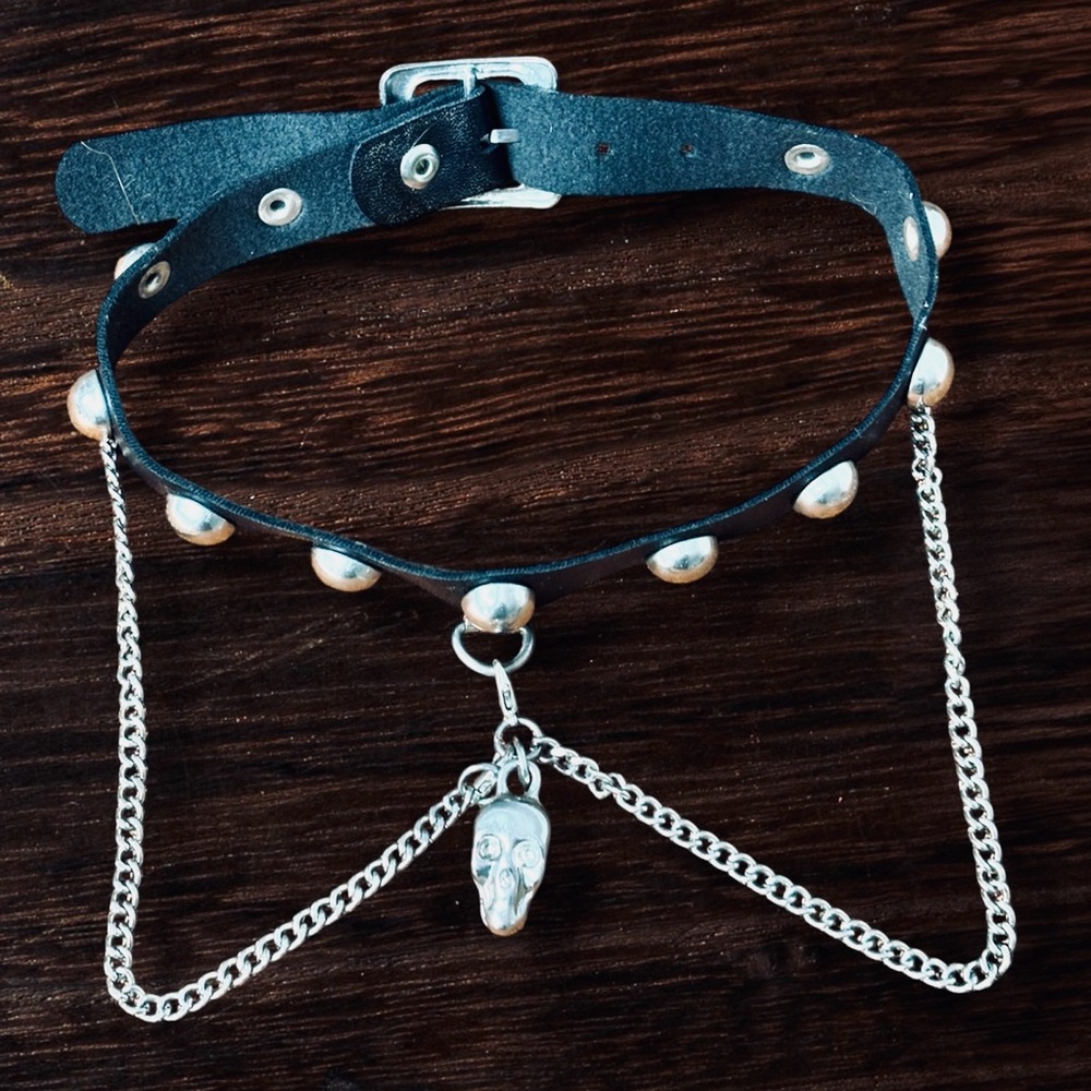 Hot Topic - Black and Silver Skull Vegan Leather Goth Choker - OS